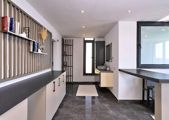 5 Bedroom Seaview With Private Pool And Jacuzzi *