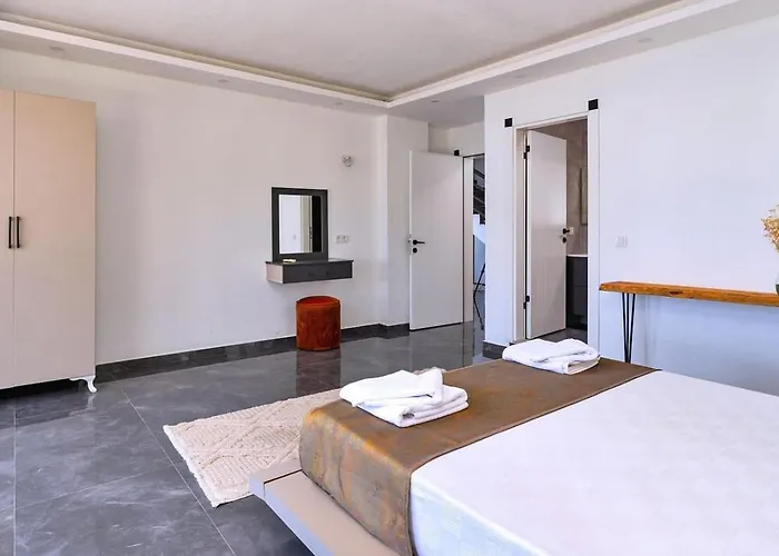 5 Bedroom Seaview With Private Pool And Jacuzzi וילה קלקן
