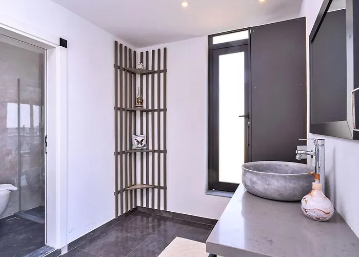 5 Bedroom Seaview With Private Pool And Jacuzzi וילה