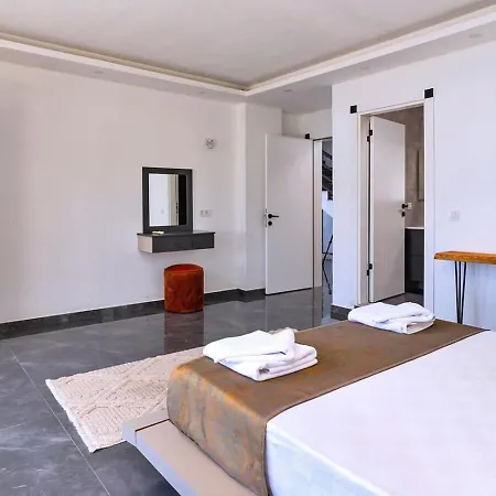 5 Bedroom Seaview With Private Pool And Jacuzzi וילה קלקן